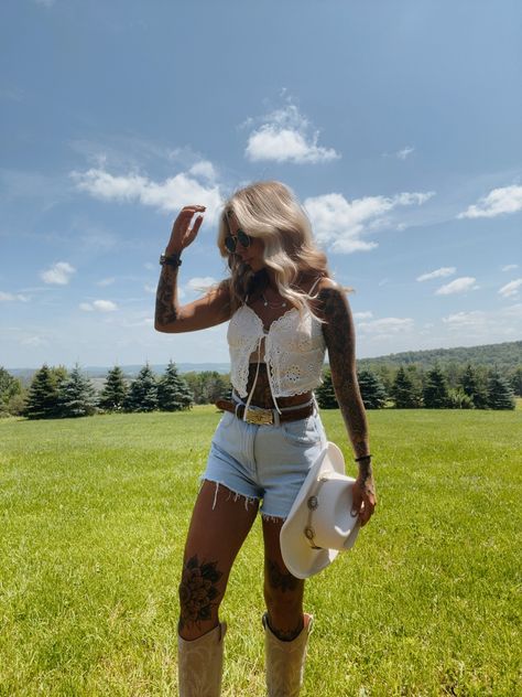 Cowgirl Blonde, Chris Stapleton Concert, Cool Style Outfits, Stagecoach Outfit, Country Apparel, Summer Country Concert Outfit, Country Jam, Country Fest, Cowgirl Era