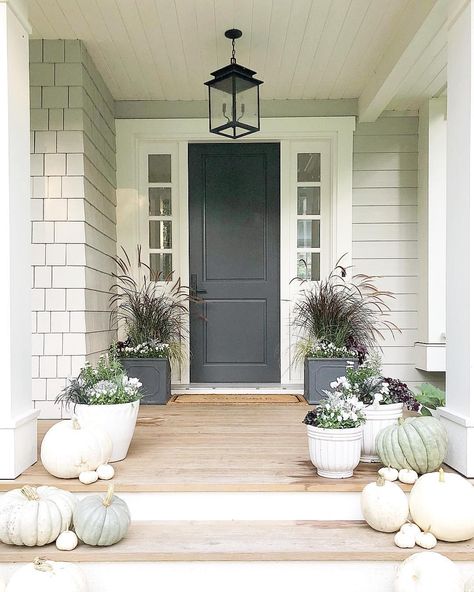 Front Porch Design Ideas, Front Porch For Fall, Black Exterior Doors, Doorway Decor, Black Front Doors, Fall Front Porch Decor, Small Front Porches, Fall Thanksgiving Decor, House Front Door