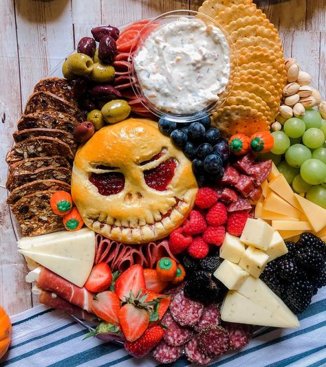 •Stephanie Bryant• on Instagram: “Just me and my Jack Skellington baked Brie waiting to break out the Halloween props 💁🏼‍♀️ I told myself I’d wait till October 1st…but I…” Nightmare Before Christmas Charcuterie Board, Jack Skellington Charcuterie Board, Nightmare Before Christmas Charcuterie, Platter Meals, Halloween Munchies, Gothic Drinks, Gross Halloween Foods, Halloween Bunco, Halloween Platter