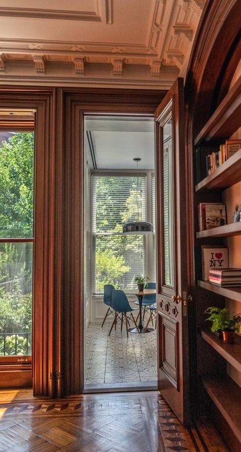 New York Brownstone Interior, Brownstone Kitchen, Parisian Loft, Brownstone Interiors, Nyc Brownstone, Brownstone Homes, New York Brownstone, Style Test, Nyc Townhouse