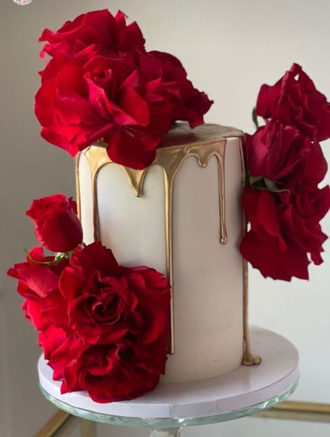 Red Velvet Cake With Roses, Red And Gold Themed Birthday Party, White Cake Red Roses, Red White Gold Cake, Red Birthday Cake For Women, Birthday Cake Red And Gold, Red Rose Themed Birthday Party, Red Rose Birthday Theme, Red And Gold Birthday Party Decoration