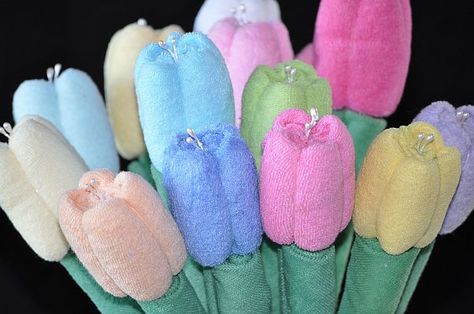 Washcloth Tulip Video Tutorial Baby Washcloth Animals, Baby Washcloth Flowers, Washcloth Animals, Washcloth Crafts, Towel Animals, Cake Video, Boy Baby Shower Ideas, Baby Shower Crafts, How To Fold Towels