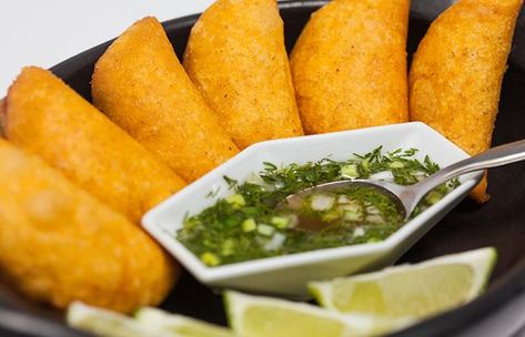 Conoce los diferentes tipos de empanada colombiana Colombian Empanadas, Columbian Recipes, Colombian Dishes, Colombian Cuisine, Chicken Empanadas, Homemade Hot Sauce, Hot Sauce Recipes, Colombian Food, New Year's Food