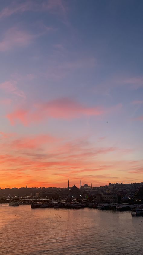 #turkey #sunrise #goldenhorn #istanbul #haliç Istanbul Wallpaper, Istanbul Sunset, Sunrise Wallpaper, Golden Horn, Dark Crystal, The Dark Crystal, Sunset Wallpaper, 2024 Vision, Beautiful Nature Pictures