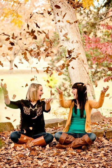 21 Super Cute Photo Ideas to Take With Your Friends This Fall | Project Inspired | Bloglovin’ Super Photo, Bff Photography, Friendship Photography, Photos Bff, Sisters Photoshoot, Fun Memories, Friend Pictures Poses, Best Friend Photography, Best Friend Poses