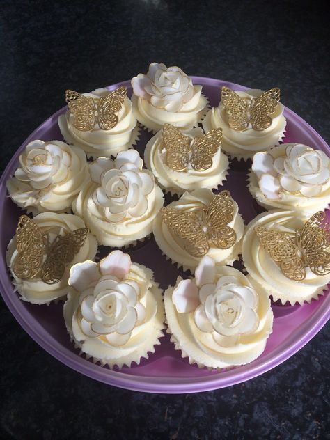 White And Gold Cupcakes, 50th Cupcakes, Communion Cupcakes, Vintage Sweet 16, Roses Cupcakes, Sweet 16 Cupcakes, Sugarpaste Flowers, Quince Cake, Flower Cake Decorations