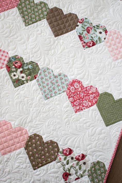 Free Patterns of QUILTING | How lovely this blanket is, I loved this pattern | Facebook Charm Pack Patterns, Quilt Binding Tutorial, Heart Quilt Pattern, Love Day, Quilt Binding, Heart Quilt, Girls Quilts, Quilting For Beginners