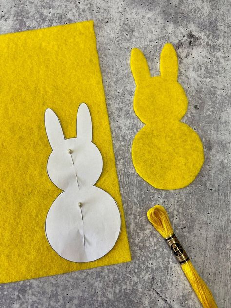 Easy DIY Felt Bunny Sewing Pattern: Free Printable Template - NeedlesnBeadsnSweetasCanbe Felt Bunny Pattern Free, Easter Bunny Templates Free Printables, Felt Patterns Free Printables, Felt Templates Printable Free Pattern, Bunny Sewing Pattern Free, Felt Patterns Free, Felt Bunnies, Gift Card Holder Template, Bunny Sewing Pattern