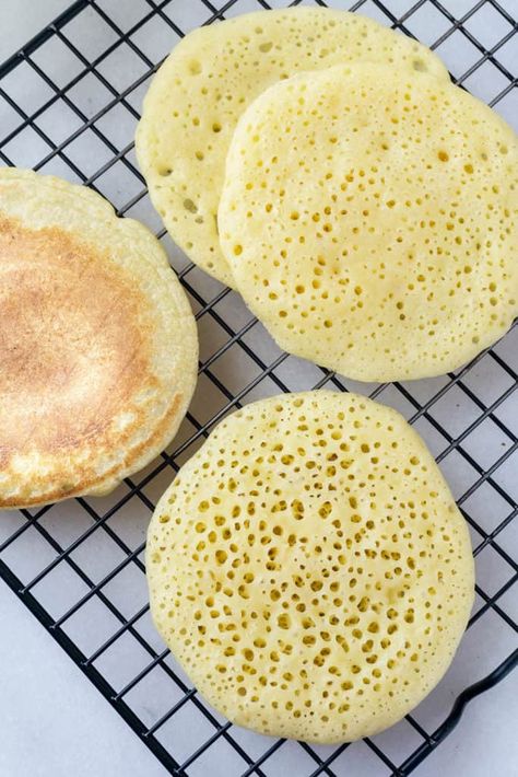 Middle Eastern Pancakes, Qatayef Recipe, International Breads, Semolina Pancakes, Semolina Recipes, Space Breakfast, Semolina Flour, Sweet Cheese, Algerian Food