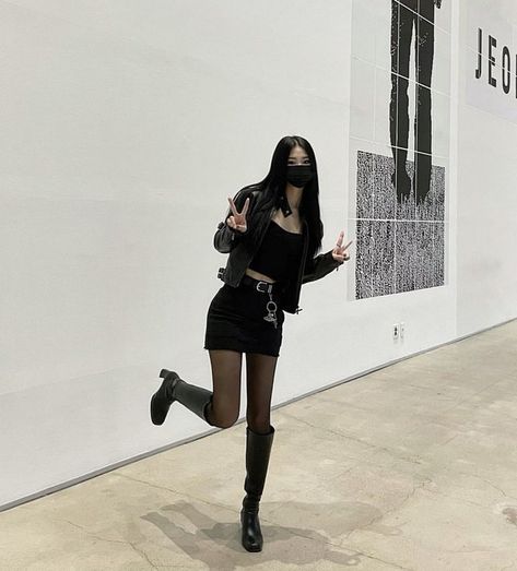 Dark Korean Aesthetic Outfits, Korean Aesthetic Outfits, Fashion Outfits Korean, Asian Streetwear, Ideal Girl, Influencers Fashion, All Black Outfit, Neutral Fashion, Teenage Fashion Outfits