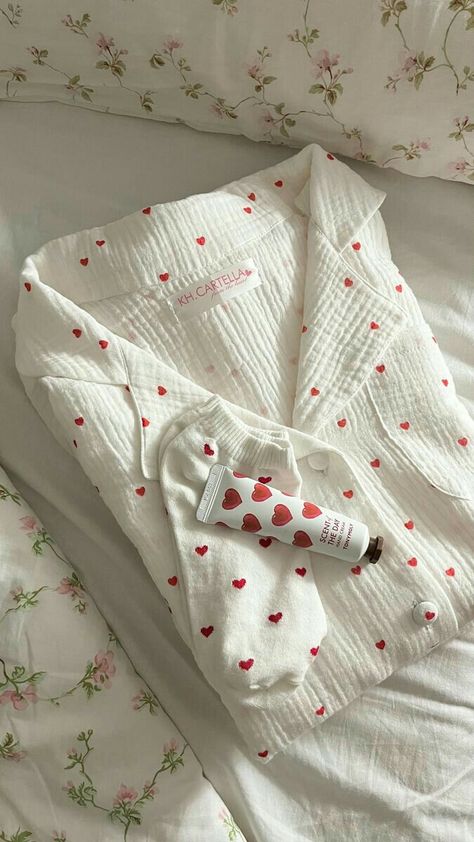 Pajamas Aesthetic, Cute Pjs, Pajama Fashion, Cute Pajama Sets, Mode Abaya, Night Suit, Cute Pajamas, Red Hearts, Simple Trendy Outfits