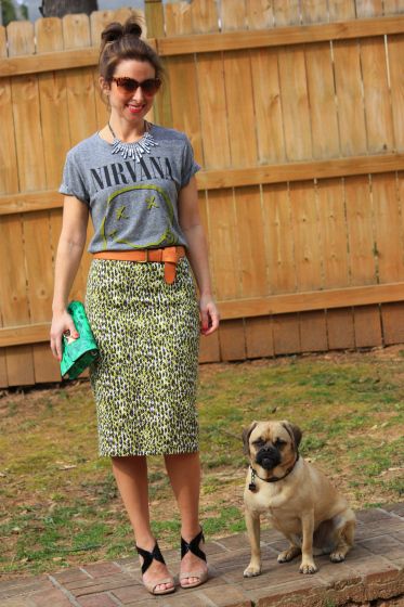 Leopard print and Nirvana Graphic Tee Pencil Skirt Outfit, Tshirt And Skirts Outfit, Pencil Skirt And Graphic Tee Outfit, Long Pencil Skirt Outfit Casual, How To Style A Pencil Skirt, Pencil Skirt Shoes, Tshirt And Skirt, Mode Rock, Skirt Diy