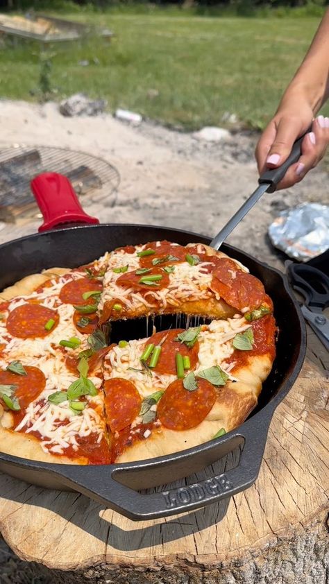 Camping Pizza, Campfire Pizza, Texas Toast, Pizza Food, Outdoor Pizza, Pizza Night, Good Pizza, Food Cooking, The Only Way