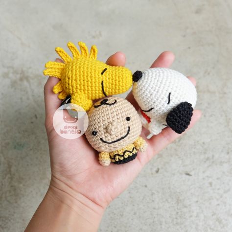 Mini Snoopy, Charlie Brown, and Woodpecker Charlie Brown Crochet, Crochet Charlie Brown, Snoopy Crochet Applique, Crochet Peanuts Characters, Crochet Snoopy, Amigurumi Snoopy Free Pattern, Crochet Snoopy Keychain, Snoopy Gifts, Baby Snoopy