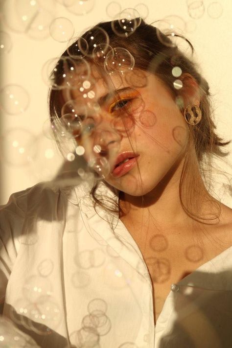 Photo Shoot With Bubbles, Bubbles Portrait Photography, Creative People Photography, Bubble Machine Photoshoot, Dreamy Self Portrait, Photoshoot Ideas Bubbles, Portrait Creative Photography, Funky Portrait Photography, Photoshoot Self Portraits