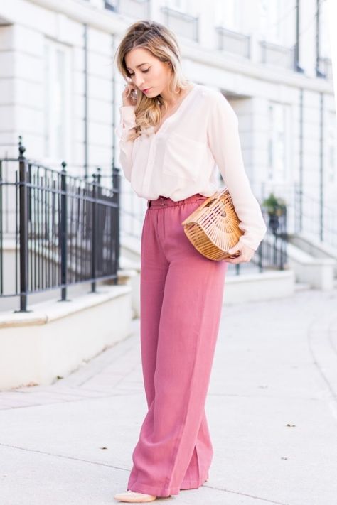 look femme élégant en pantalon large rose et chemise blanche accessoirisé avec sac à main tendance et chaussures beige All Pink Outfit, Red Wide Leg Pants, Pantalon Rose, Harry Styles Outfit, White Blouse Top, Beige Outfit, City Outfits, Wide Trousers, Spring Fashion Outfits