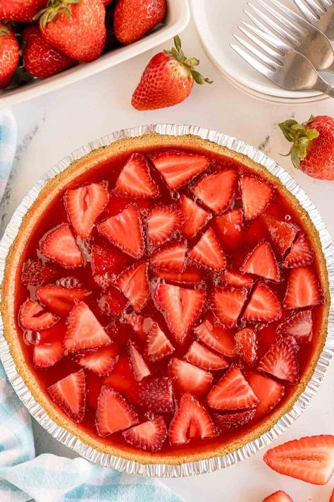 No Bake Strawberry Jello Pie - Play Party Plan Strawberry Jello Pie, Jello Pie, Simple Pie, Strawberry Pie Recipe, Raspberry Pie, Easy Pie Recipes, Christmas Eve Dinner, Best Party Food, Strawberry Jello