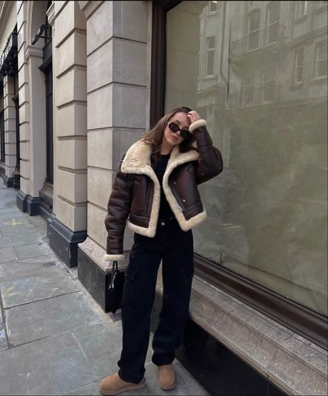 Shearling Jacket Outfit, Brown Leather Jacket Outfit, Modern Retro Design, Biker Jacket Outfit, Winter Jacket Outfits, Fur Outfit, Oversize Jacket, Biker Coat, Ladies Short Jackets