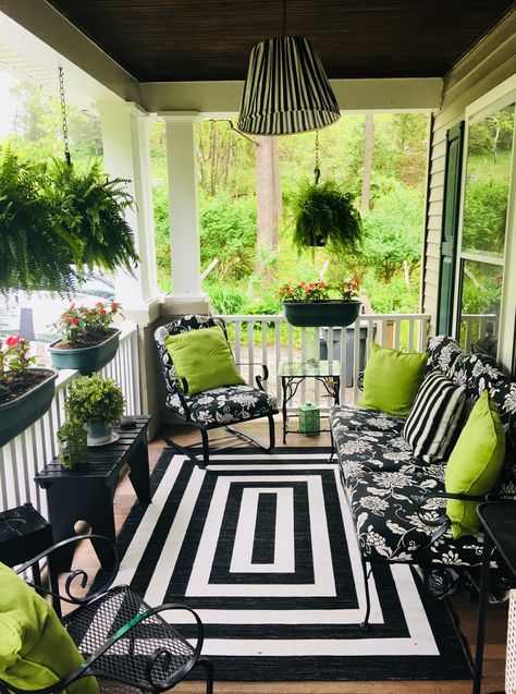 Screened Porch Ideas, Small Porch Decorating, Front Porch Furniture, Beautiful Outdoor Furniture, Balkon Decor, Summer Porch Decor, Porch Remodel, Outdoor Living Rooms, Porch Furniture