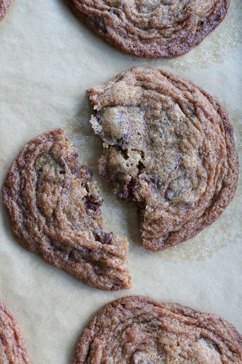 Cinnamon Chocolate Chip Cookies!! If you love cinnamon, you have to give these cookies a try! These add a nice festive touch of cinnamon spice and are so good! Crispy edges and a chewy center, these are perfection! Cinnamon Chocolate Chip Cookies, Chocolate Chip Cookies Crispy, Mom Recipes, Cinnamon Cookies, Roll Cookies, 140 Pounds, Cinnamon Spice, Chocolate Cinnamon, Cookies Recipes