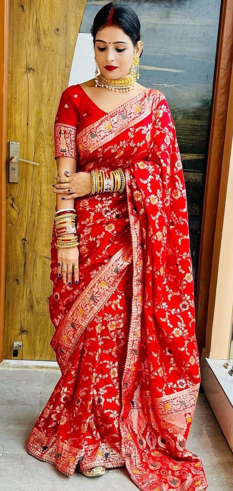 Hair Parting, Divine Beauty, Indian Bridal Dress, Indian Bridal Fashion, Skull Wallpaper, Red Saree, Beautiful Women Over 40, Indian Wedding Dress, Wedding Dance