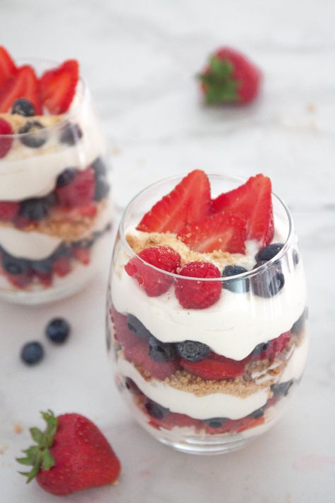 No Bake Cheesecake Filling, Cheesecake Parfaits, Easy No Bake Cheesecake, Jar Recipes, Sliced Strawberries, Parfait Recipes, Berry Cheesecake, Baked Cheesecake Recipe, Strawberries Blueberries