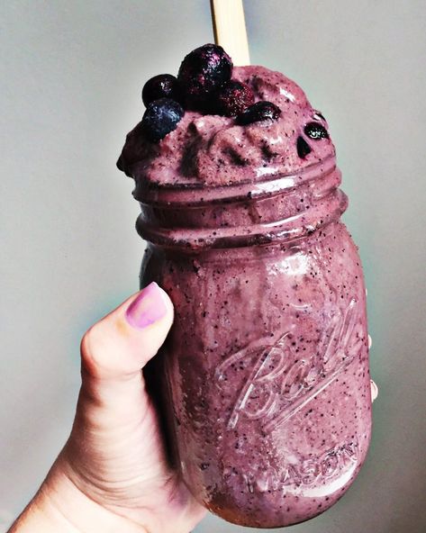 Dairy Free Blueberry Chocolate Smoothie Dairy Free Milkshake, Pineapple Coconut Smoothie, Gluten Free Smoothie, Dairy Free Chocolate Cake, Free Smoothie Recipes, Banana Breakfast Smoothie, Virgin Drinks, Marzano Tomatoes, Paleo Drinks