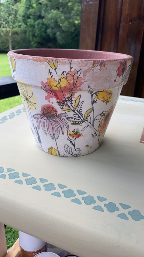 Modge Podge Terra Cotta Pots, Decoupage Flower Pots, How To Decoupage Flower Pots, Decoupage Clay Pots, Decoupage Flower Pots Terra Cotta, Terra Cotta Pot Crafts Diy, Flower Pot People, Diy Pottery Painting, Flower Pot Art