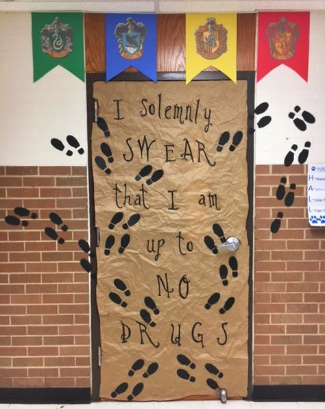 Red Ribbon Week Door ideas - Harry Potter / Marauder’s Map theme - with anti-drug messaging. “I solemnly swear I am up to no drugs.”   Mischief Managed! School Door Ideas, Harry Potter Door Decorations, Harry Potter Door, Elementary Bulletin Boards, Harry Potter Marauders Map, Harry Potter Classroom, Door Decorating Contest, Red Ribbon Week, School Doors