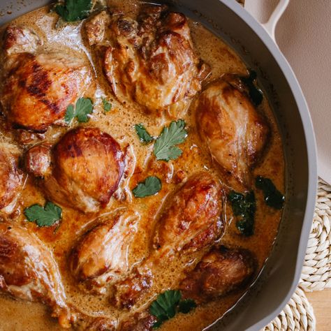 Check out my favorite version of Filipino Chicken Adobo with Coconut Milk, also called Adobo Sa Gata in Tagalog. So good! Filipino Dinner, Salpicao Recipe, Chicken Adobo Filipino, Diet Soups, Adobo Filipino, Bistek Recipe, Pinoy Dishes, Filipino Chicken Adobo, Philippine Food