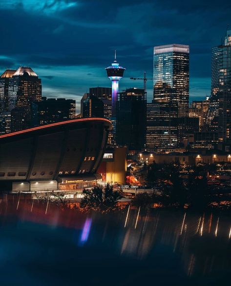 Tourism Calgary on Instagram: “Small-town heart, big city adventures. That’s Calgary 💙 Photo by: @josh_portraits” Calgary Skyline, Canada City, Canada Holiday, Calgary Canada, Sleep Tight, Big City, Seattle Skyline, Calgary, Small Towns