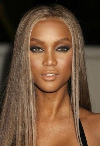 Tyra Banks Hair Color, Tyra Banks Blonde Hair, Ash Blonde Black Women, Dark Skin With Blonde Hair, Ash Blonde Hair Black Women, Frosted Highlights, Tyra Banks Hair, Brown Skin Blonde Hair, Brown Hair Dark Skin