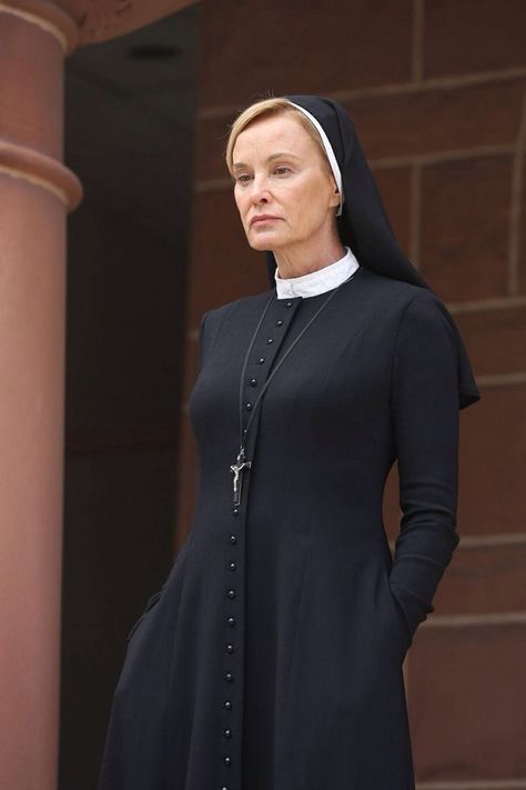 Sister Jude from American Horror Story: Asylum Jessica Lange Ahs, Nun Outfit, Ahs Asylum, American Horror Story Asylum, American Horror Story 3, American Horror Story Seasons, Horror Story, Film Serie, American Horror