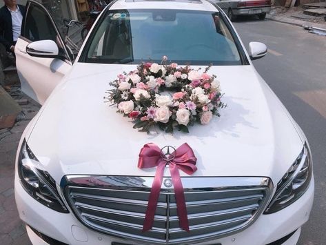 White wedding car decoration Car Wedding Decoration, Wedding Car Deco, Car Wedding, Wedding Car Decorations, Wedding Decor Photos, Wedding Background Decoration, Car Deco, Bridal Packages, Car Decorations