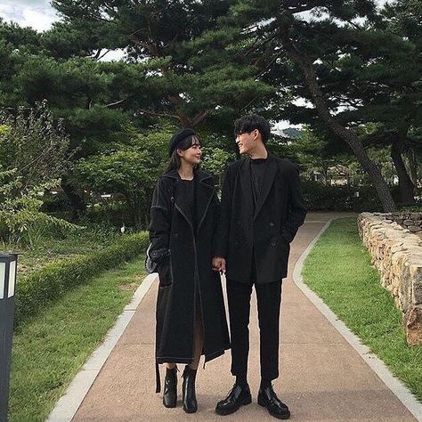 ☾ᴍᴏᴏɴɪᴇ☽ Korean Couple Outfits, Dark Academia Aesthetic Fashion, Korean Couples, Couple Korean, Korean Couple Photoshoot, Couple Clothes, Couple Fits, Couple Fashion, Interracial Relationships