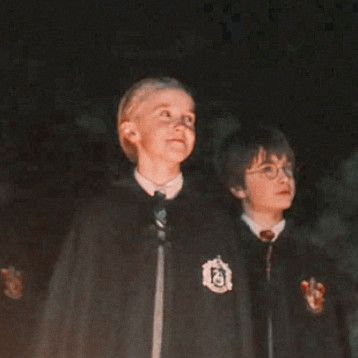 Harry And Draco, Young Harry Potter, Harry Draco, Gay Harry Potter, Harry Potter Icons, Harry Potter Pin, Tom Felton Draco Malfoy, Harry Potter Scene, Draco Harry Potter