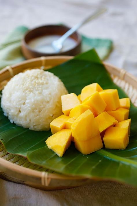 Ⓥ Johnny Concrete 🌱 on Twitter: "My all time fave, mango & sticky rice… " Mango Sticky Rice Recipe, Mango Rice, Sweet Sticky Rice, Pandan Leaves, Mango Mango, Kek Lapis, Mango Sticky Rice, Rasa Malaysia, Gulab Jamun