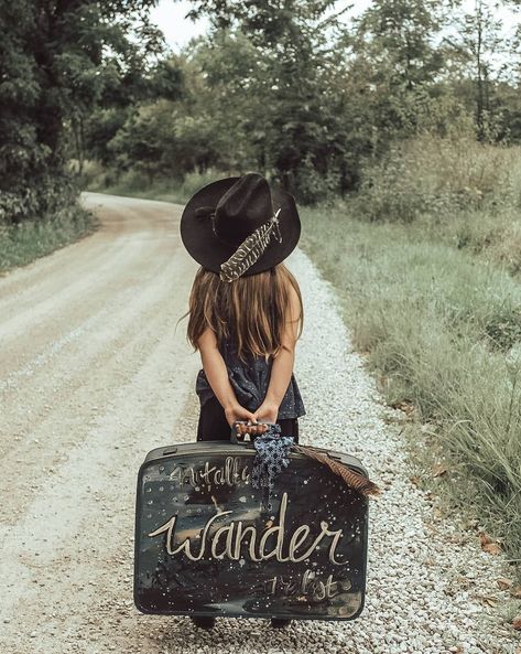 Old Suitcase Photoshoot, Vintage Travel Photoshoot, Vintage Luggage Photoshoot, Senior Pictures Travel Theme, Luggage Photoshoot Photo Ideas, Suitcase Photoshoot Ideas, Vintage Suitcase Photoshoot, Closeline Photoshoot, Antique Photoshoot