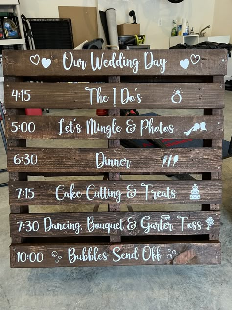 Wedding Skid Pallet Ideas, Rustic Farm Wedding Reception, Diy Fall Wedding Decorations Budget, Western Wedding On A Budget, Cheap Western Wedding Ideas, Diy Western Wedding Decorations, Backyard Wedding Inspiration, Fall Wedding Ideas On A Budget, Simple Western Wedding