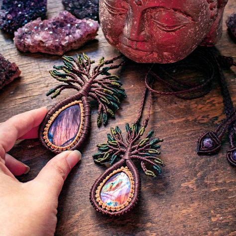 Macrame Tree Of Life, Macrame Tree, Understanding Dreams, Macrame Bracelet Tutorial, Necklace Macrame, Macrame Pendant, Jewelry Hippie, Celtic Tree Of Life, Purple Fire