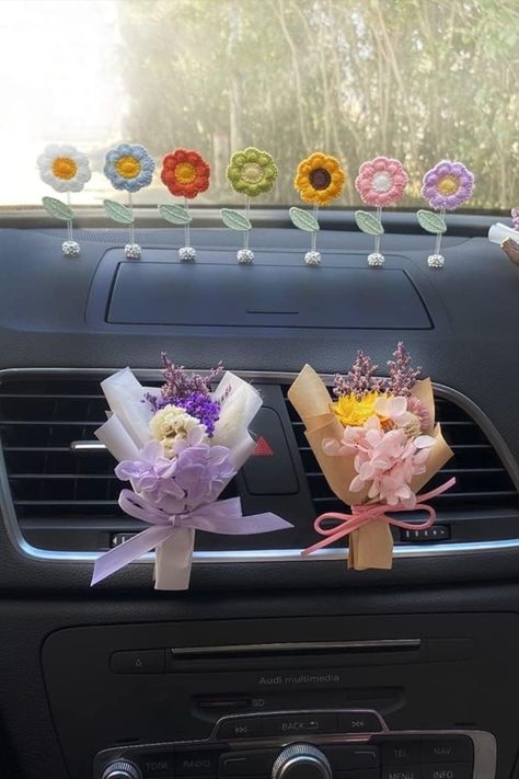 These mini dried flower bouquet clips are beautiful and natural decorations that can be easily installed on your car's AC vent, filling your car with a naturally comfortable fragrance. They are perfect choices for both indoor and car decoration. After use, they can not only relieve eye fatigue but also enhance your mood and aesthetics.😍 Car Decorations Interior Flower, Pink Car Interior, Car Antenna, Daisy Baby Shower, Car Vent Clip, Flower Bouquet Diy, Flower Car, Girly Car, Pink Car