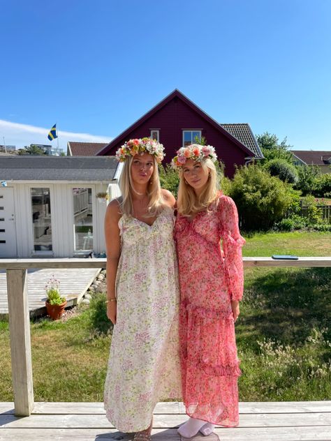 Midsummer Outfit Ideas, Swedish Midsummer Outfit, Swedish Midsommar Outfit, Spinnin Tour Outfit Ideas, Swedish Summer Outfits, Midsommar Dress, Summer Garden Party Outfit, Midsummer Outfit, Midsommar Outfit