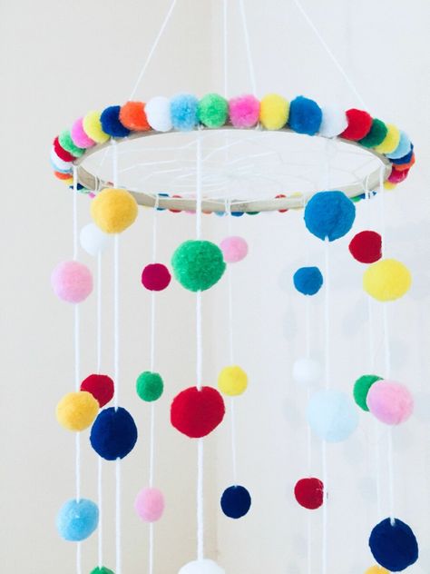 Pom Pom Hanging, Dream Catcher For Kids, Dreamcatcher Baby, Pom Pom Mobile, Diy Baby Mobile, Red Bedroom, Boy Diy, Christmas Decorations For Kids, Pom Pom Crafts