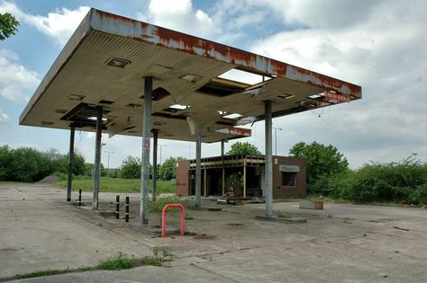 Abandoned Petrol Station, A38 near Derby Shell Petrol Station Aesthetic, Old Petrol Station, Abandoned Gas Station Aesthetic, Abandoned Space Station, Abandoned Petrol Station, Creepy Old Houses, Derelict Places, Abandoned Metro Station, Interior Design Renderings