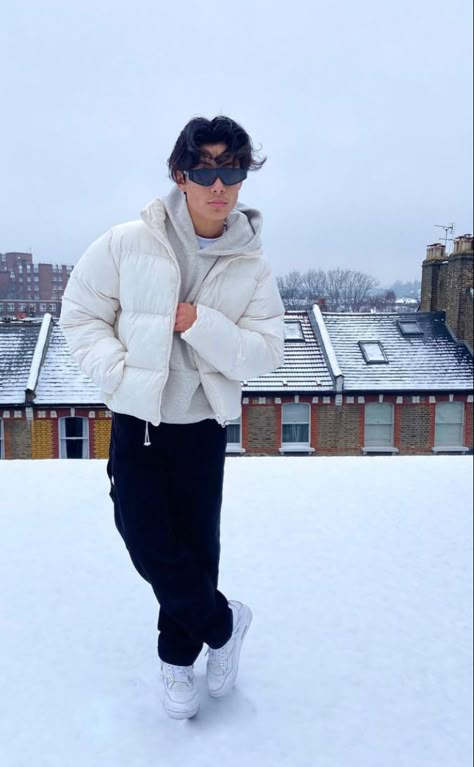 White Jacket Outfit Winter Men, Mens White Puffer Jacket Outfit, Puffer Jacket Men Streetwear, Bubble Jacket Outfit Men, Snow Clothes Outfits Men, Winter Outfits Men Snow, Manali Outfits For Men, Snow Men Outfit, Puff Jacket Outfit Men