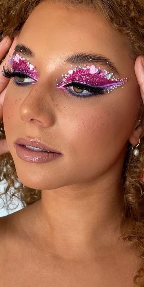 Pink Festival Makeup, Pearl Makeup Look, New Makeup Looks, Make Com Glitter, Pearl Makeup, 2022 Makeup, Glam Eye Makeup, Make Carnaval, Bold Eyeshadow