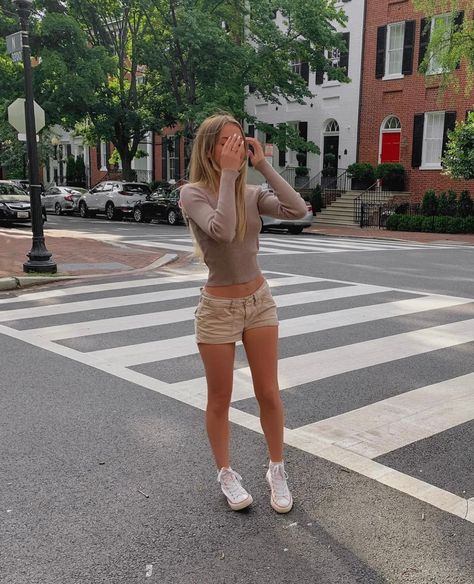 Low Converse Outfit, Low Rise Shorts Outfits, Aesthetic 2000s Outfits, Converse Outfit Summer, Low Waist Shorts, High Top Converse Outfits, Blonde Hair Girl, Spring Outfit Ideas, Summer Shorts Outfits