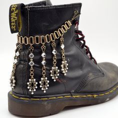 Doctor Martens, Cleopatra Jewelry, Boot Chains, Boot Bling, Boho Boots, Army Boots, Diy Vetement, Martens Boots, Boot Jewelry