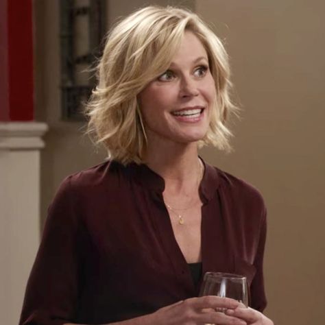 Julie Bowen Hair Bob, Claire Dunphy Hair, Julie Bowen Haircut, Modern Family Claire, Julie Bowen Hair, Claire Dunphy, Short Platinum Blonde Hair, Growing Out Short Hair, Long Bobs