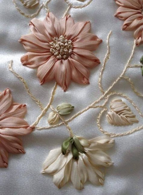 Bordados Ribbon Work Designs Ideas, Sewing Ribbon Flowers, Silk Ribbon Embroidery Tutorial, Sulaman Pita, Ribbon Flowers Diy, Silk Ribbon Embroidery Patterns, Ribbon Embroidery Kit, Ribbon Flower Tutorial, Ribbon Embroidery Tutorial